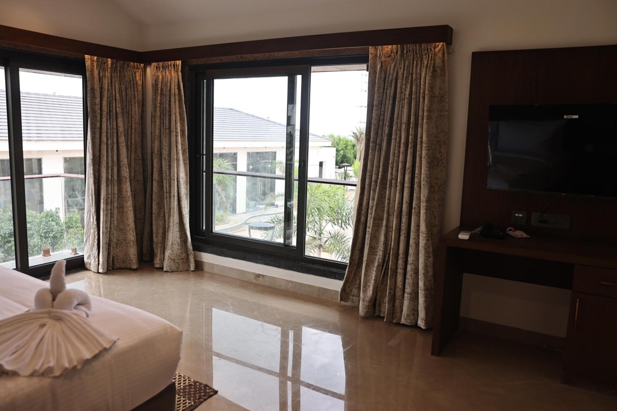 Mstays Ecr By Mirabilis Hotel Chennai Exteriör bild