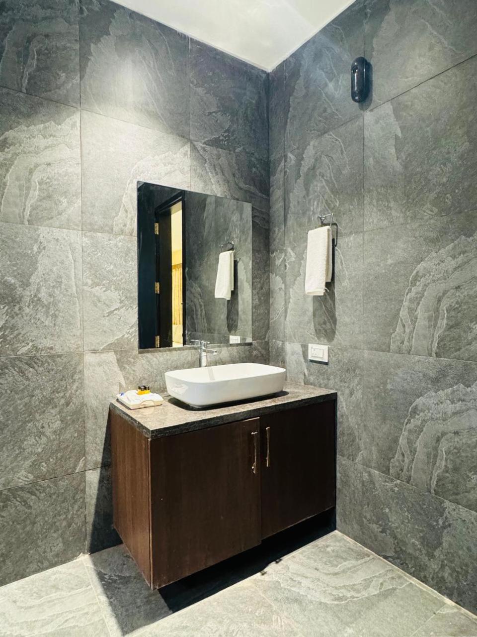 Mstays Ecr By Mirabilis Hotel Chennai Exteriör bild